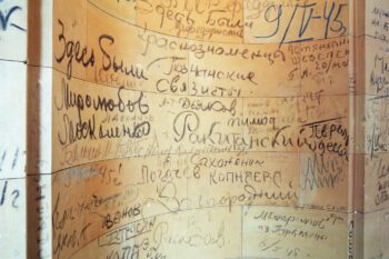 Schriften auf einer Wand in kyrillisch
