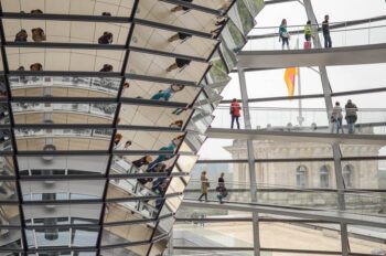 Innenansicht der Glaskuppel des Reichstag mit Menschen