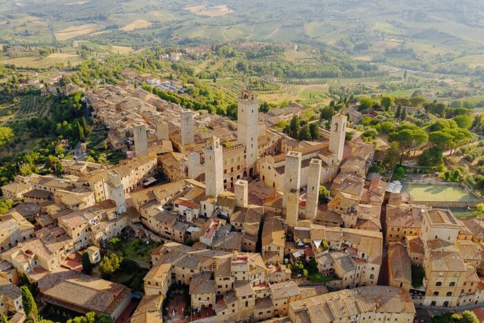 Luftbild von mittelalterlichem Dorf mit vielen Türmen