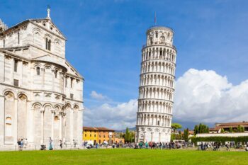 Der Schiefe Turm von Pisa neben dem weißen Dom