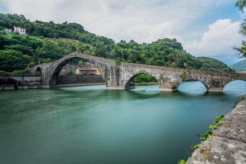 mittelalterliche Bogenbrücke mit 5 Bögen über Fluss