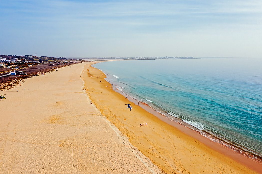 Luftaufnahme der Meia Praia bei Lagos an der Algarve