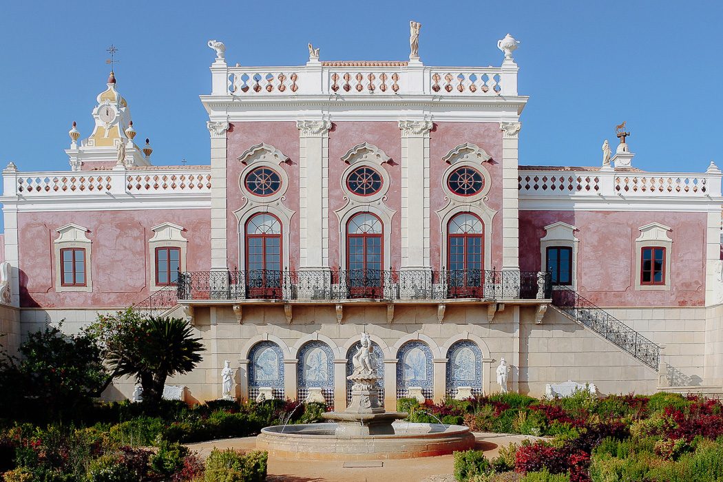 Fassade und Garten des Palácio de Estoi
