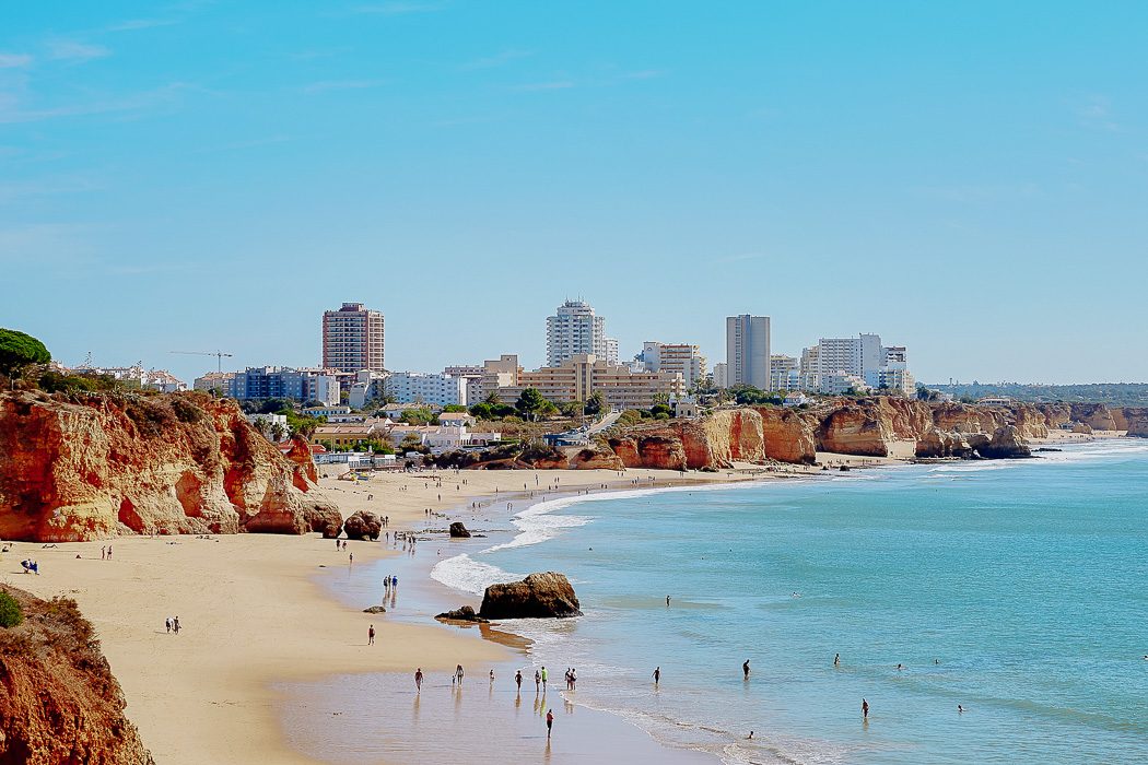 Blick auf den Strand vor Portimão an der Algarve
