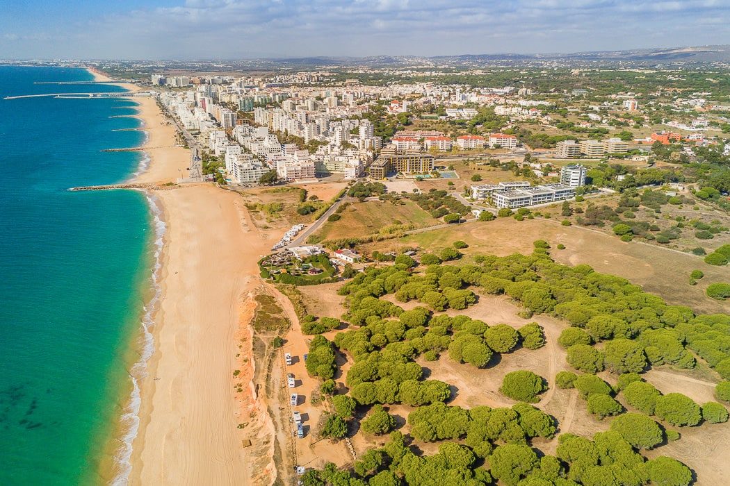 Luftaufnahme von Quarteira an der Algarve