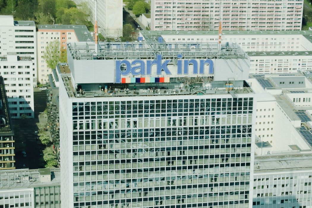 Base Flying vom Dach des Park Inn Hotels in Berlin