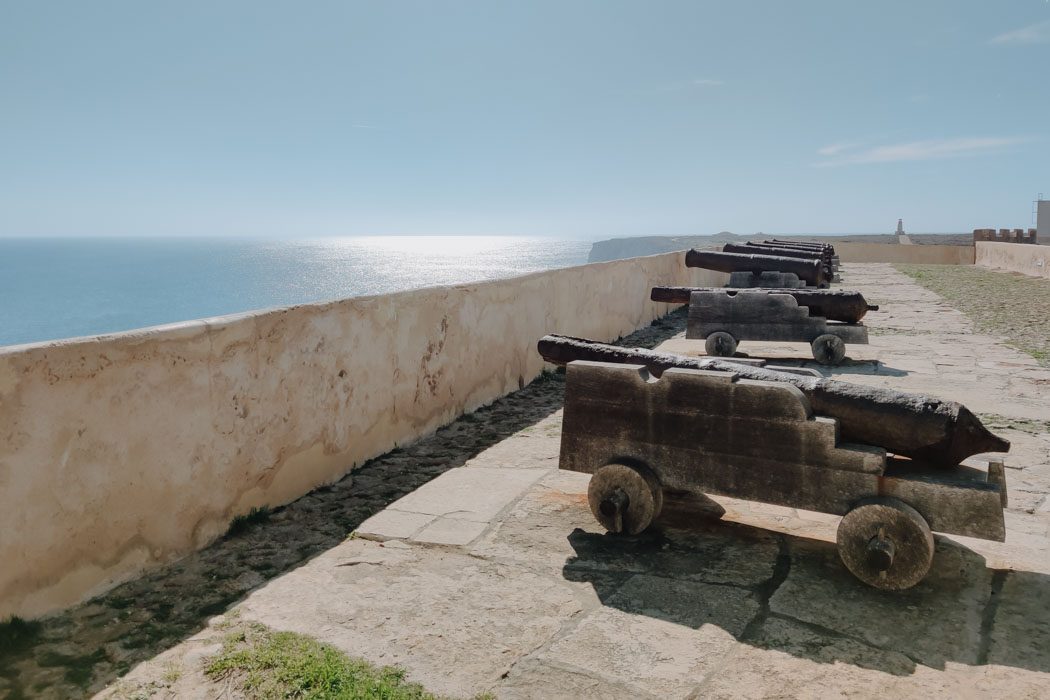 Alte Kanonen mit Ausrichtung aus Meer im Fortaleza de Sagres an der Algarve