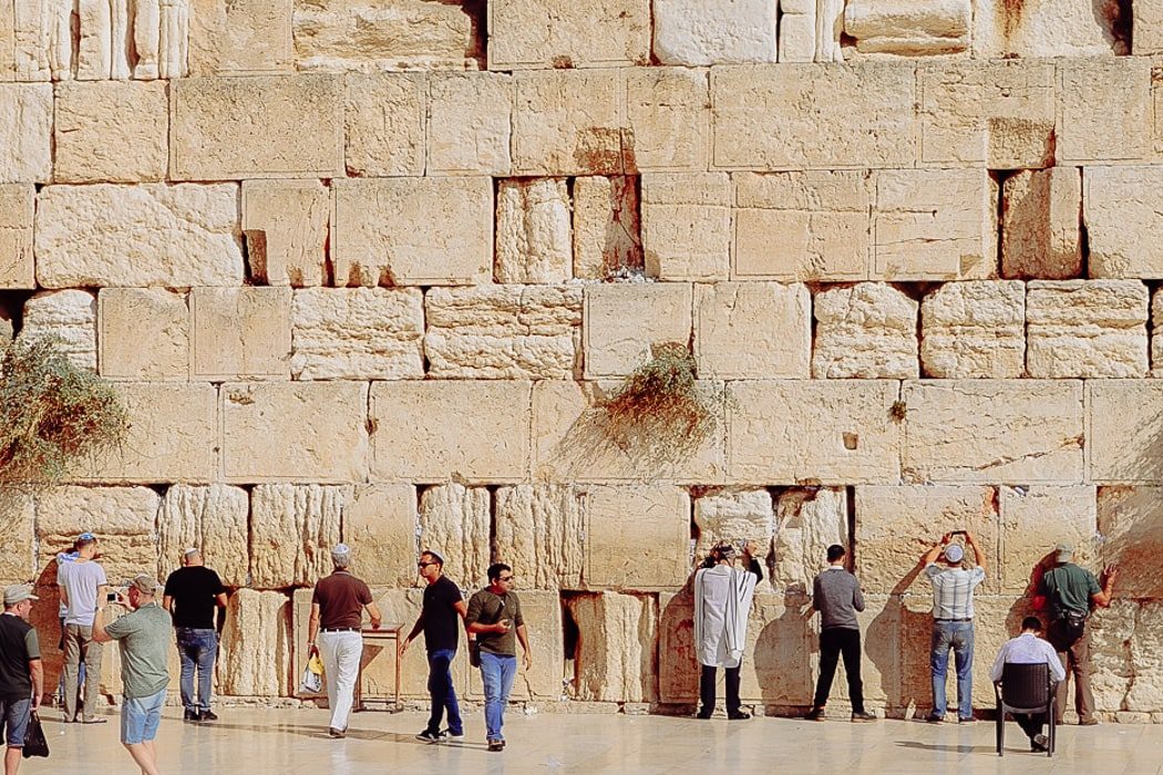 Menschen an der Klagemauer in Jerusalem, Israel