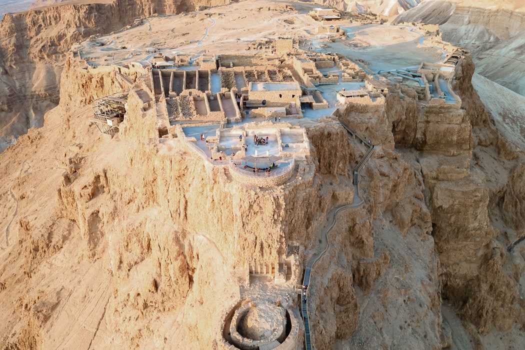 Blick von oben auf die Stadt Masada in Israel