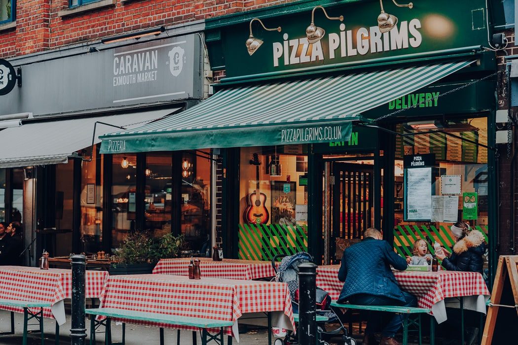 Außenansicht von Pizza Pilgrims mit Sitzplätzen