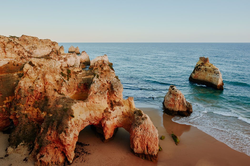 Blick auf die Felsformationen an der Praia dos Três Irmãos an der Algarve