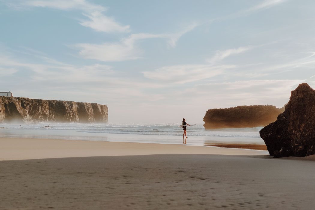 Einsame Surferin an der Praia do Tonel in Sagres