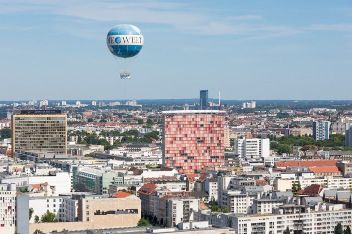 Der Weltballon über Berlin Mitte schwebend