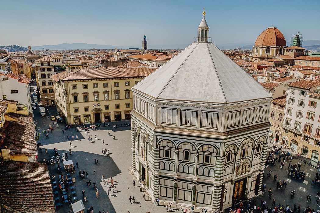 Blick von oben auf Piazza del Duomo und Baptisterium