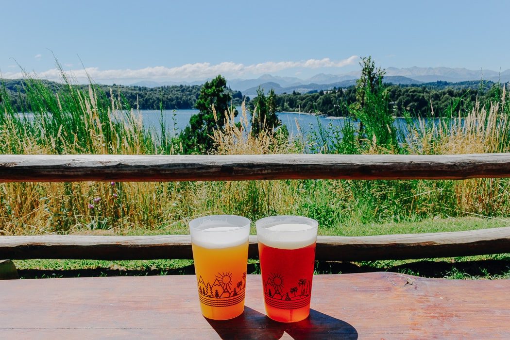 Bier trinken mit Blick auf den See bei Bariloche