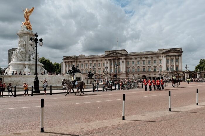 Buckingham Palace in London mit Wachablösung