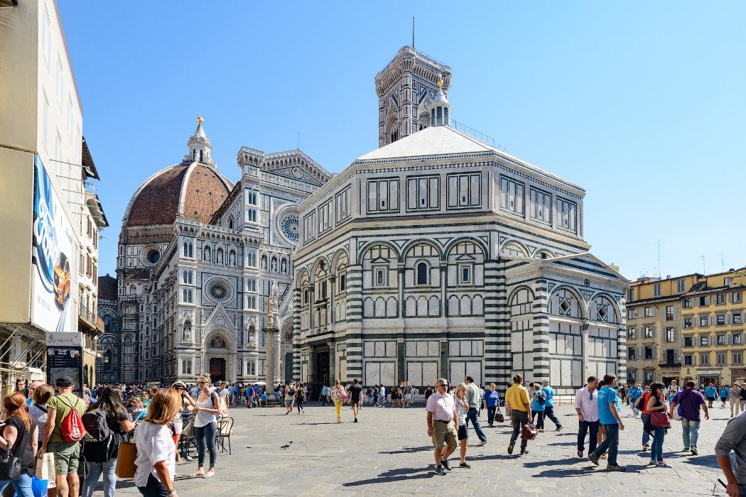 Piazza mit vielen Menschen, Blick auf Baptisterium und dahinter Dom von Florenz