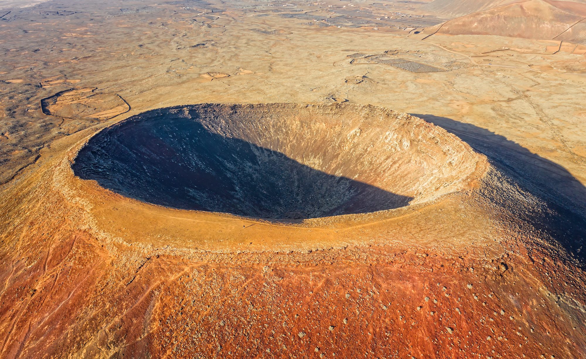 Luftaufnahme eines riesigen Vulkankraters auf Fuerteventura