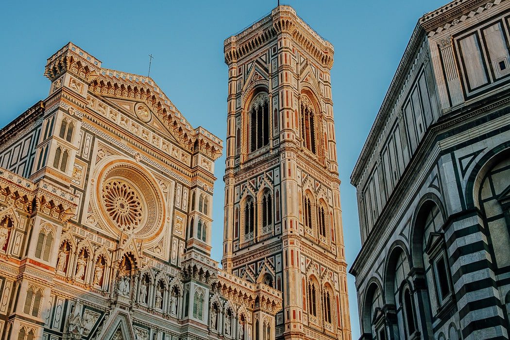 Kirchenfassade des Doms von Florenz mit Glockenturm zum Sonnenuntergang