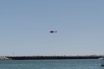 Helikopter unter einem wolkenlosen Himmel an Kaptstadts Hafen