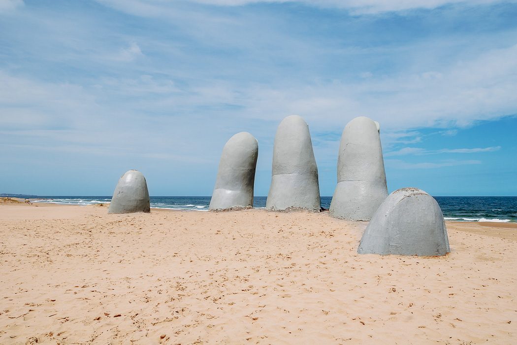 Skulptur Los Dedos am Strand von Punta del Este