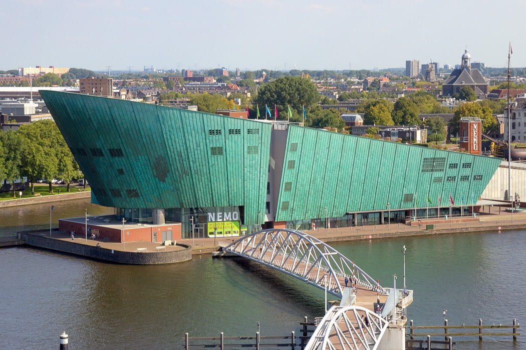 Das Gebäude des Nemo Museums in Amsterdam