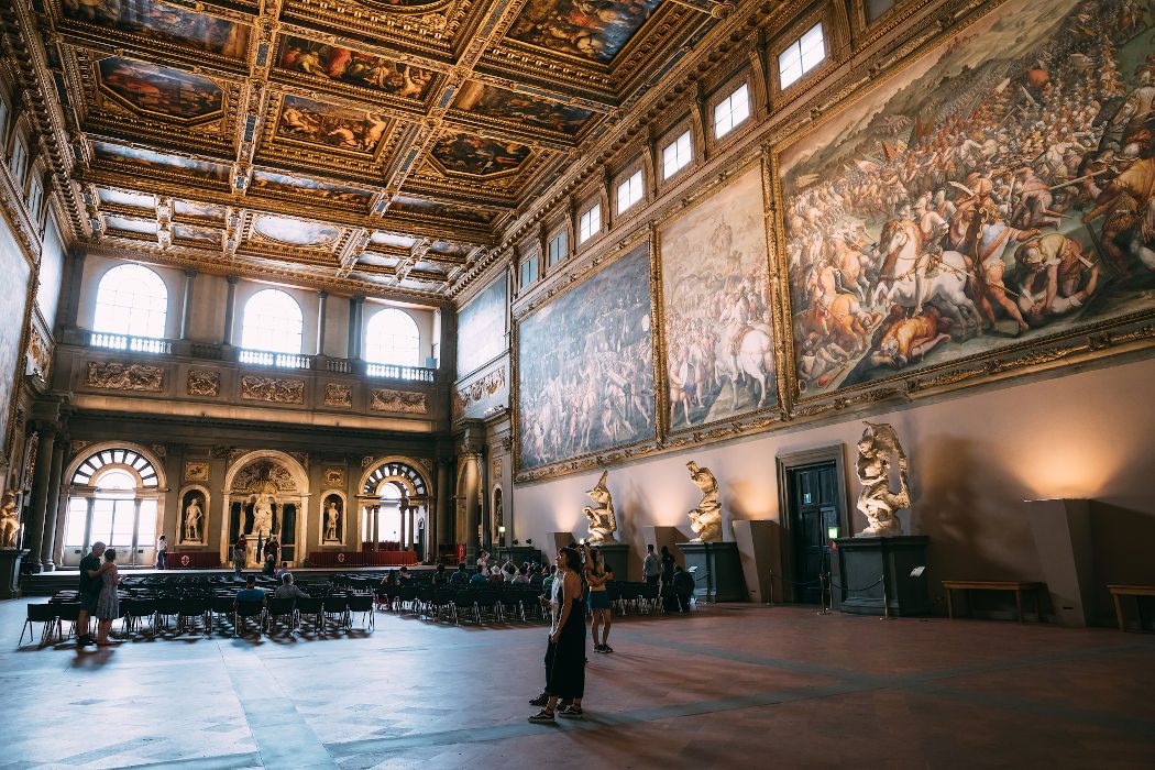 Blick aus Ecke in riesigen Saal mit Fresken, Gemälde und Stuck