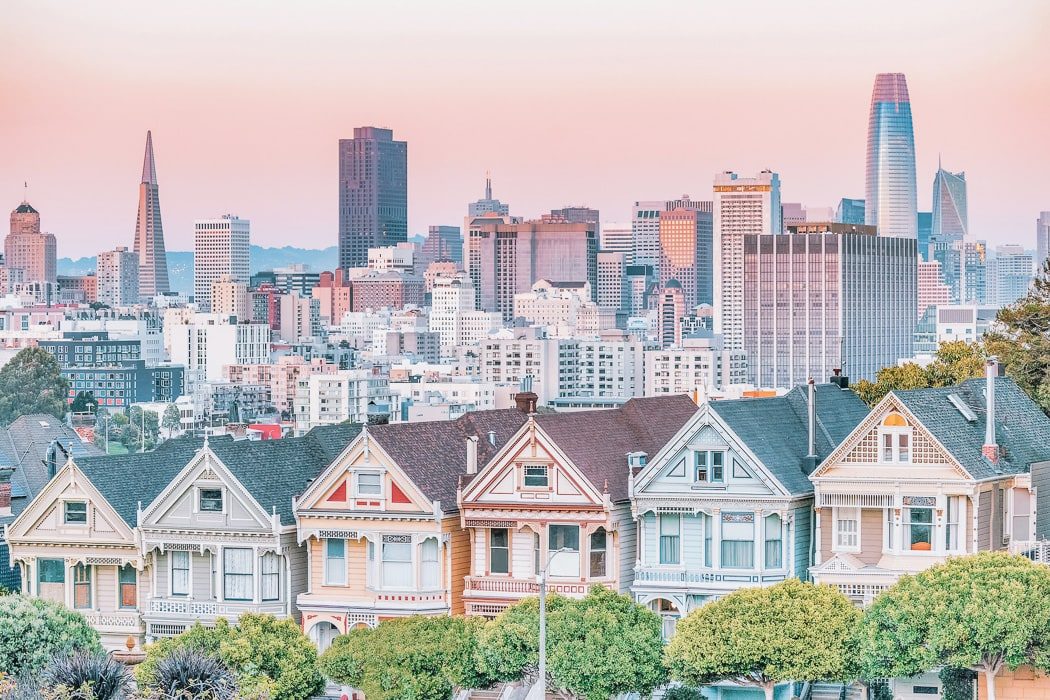 Blick auf die Painted Ladies und die Skyline von San Francisco