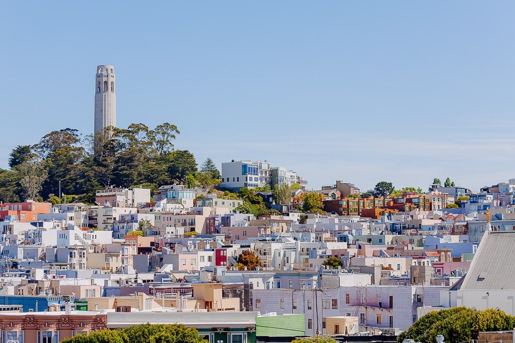 Außenansicht des Coit Tower auf dem Telegraph Hill in San Francisco