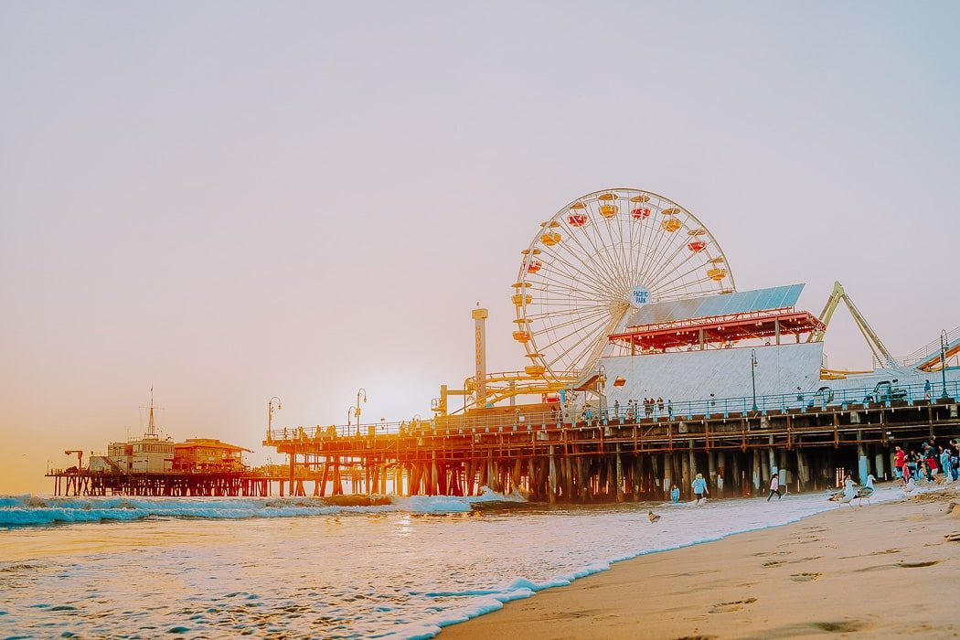 Santa Monica Pier mit dem Riesenrad zum Sonnenuntergang