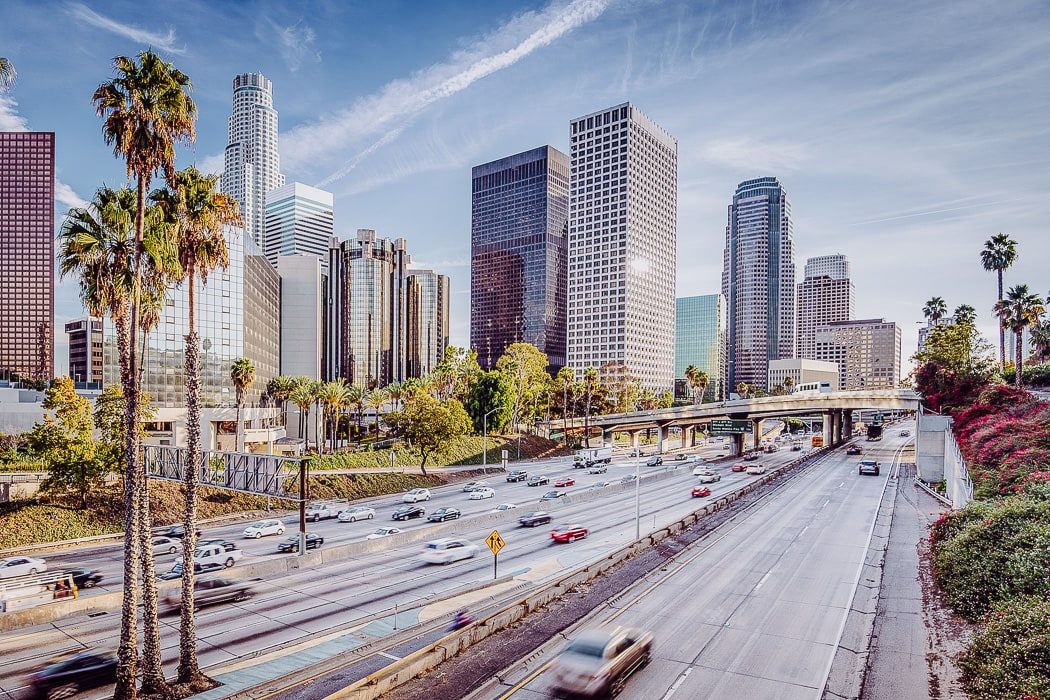 Blick auf die Autobahn und Wolkenkratzer in Los Angeles