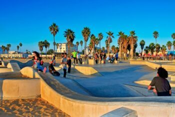 Skatepark am Strand von Venice Beach in Los Angeles