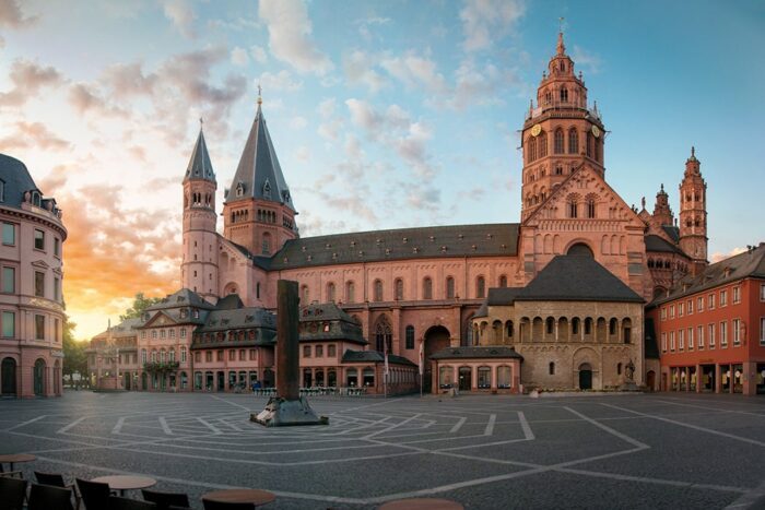 Mainzer Dom bei Sonnenuntergang