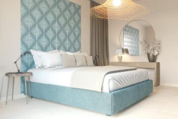 Luxuriöses Hotelzimmer mit Doppelbett in hellem und türkisfarbenen Tönen