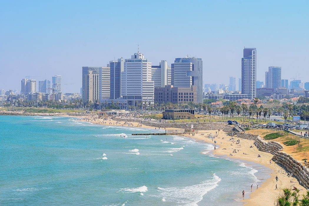 Blick auf die Strandpromenade in Tel Aviv bis nach Old North