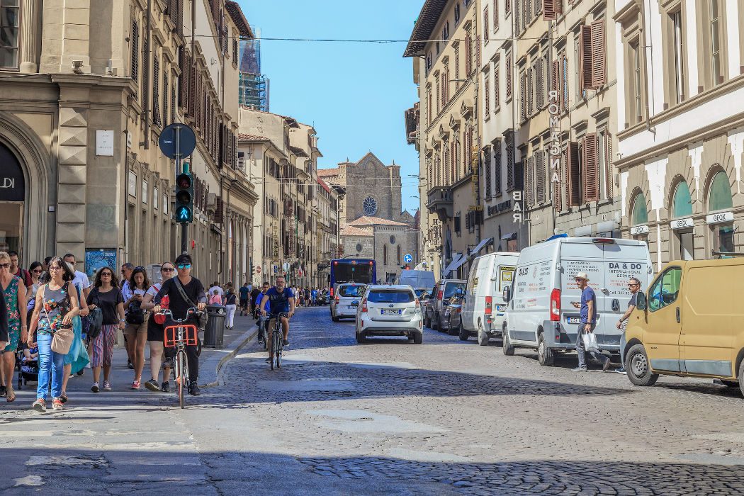 Straße mit Autos und vielen Fußgängern in Florenz