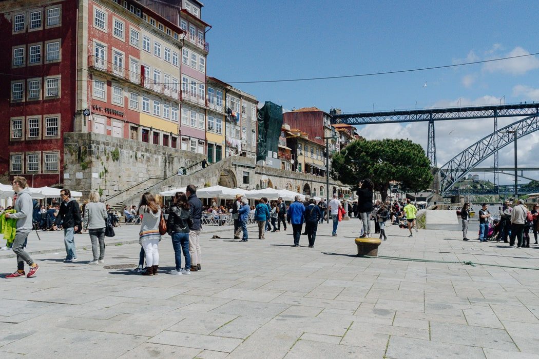 Cais da Ribeira mit Blick auf die Ponte Dom Luis I