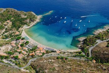 Luftbild von Bucht mit türkisblauem Wasser und Booten