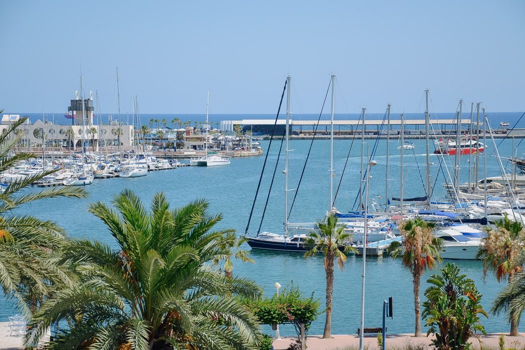 Blick auf den Hafen in Alicante