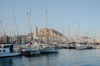 Hafen von Alicante mit Castillo de Santa Bárbara im Hintergrund