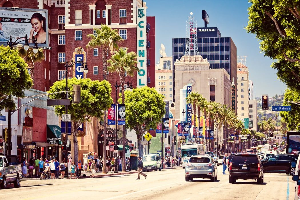 Der Hollywood Boulevard mit vielen Shops und Menschen, Los Angeles