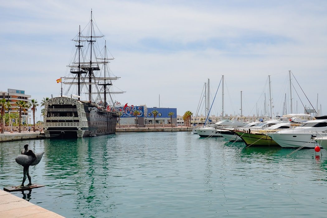 Altes Piratenschiff im Hafen von Alicante