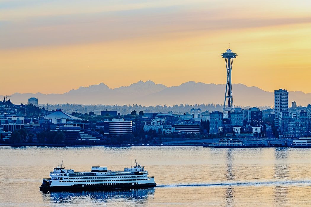 Elliott Bay und Skyline von Seattle zum Sonnenuntergang