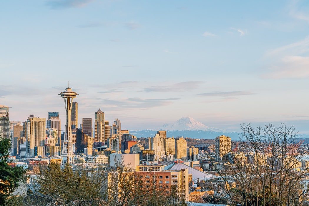 Blick auf Space Needle und die Skyline von Seattle