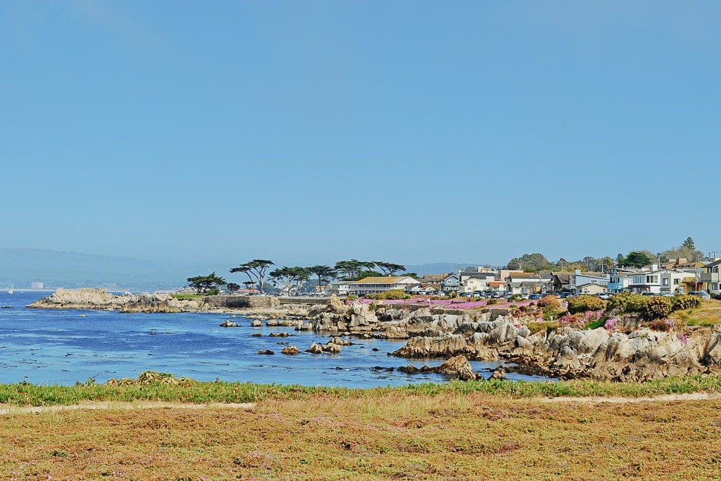 Häuser am Meer in Monterey am Highway One in Kalifornien