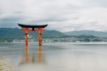 Itsukushima Schrein mitten im Wasser in Miyajima