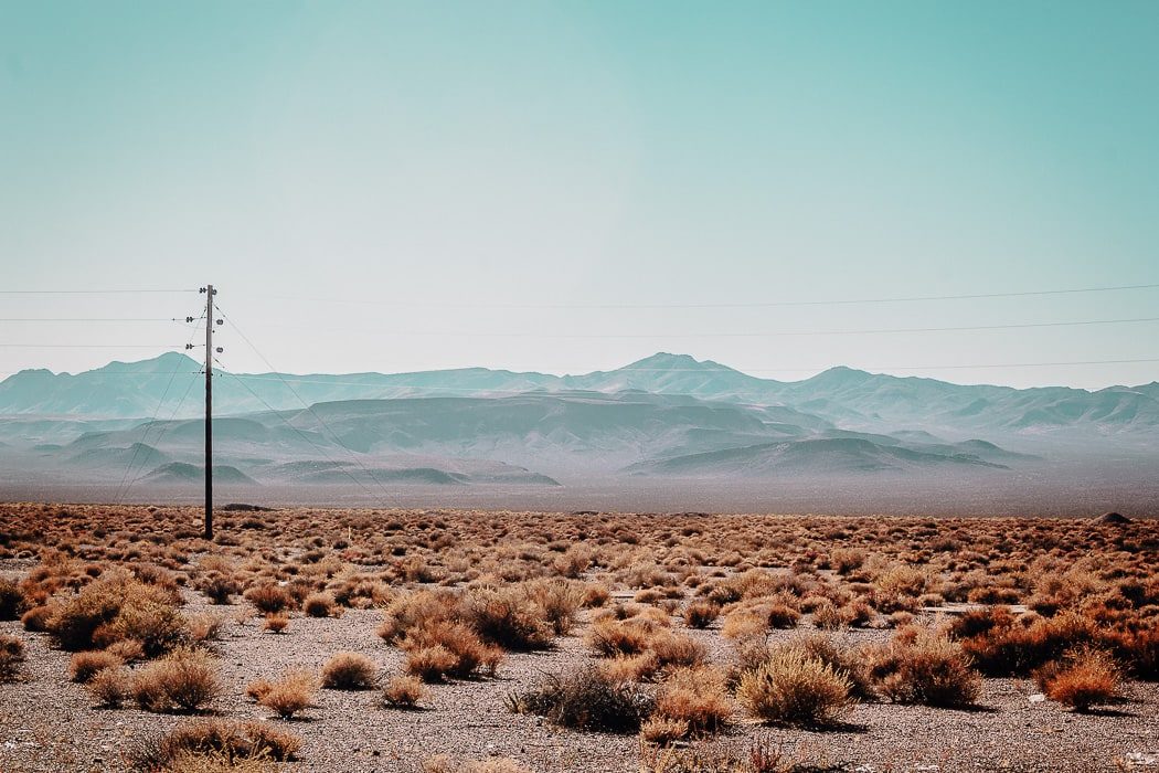Verlassene Wüstenlandschaft und Berge der Mojave Desert in Kalifornien