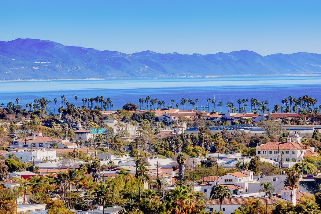 Häuser und Meer in Santa Barbara, Kalifornien