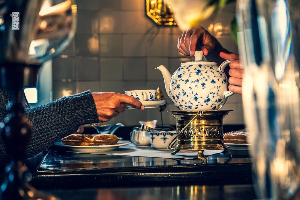 In der Loogster Stuv gibt es original ostfriesischen Tee, leckere Waffeln und Kuchen. (© Lars Wehrmann)
