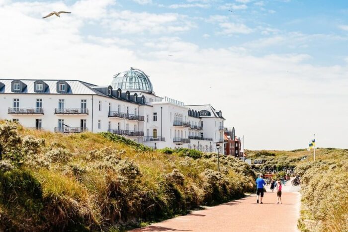 An der Promenade Juist steht das Strandhotel Kurhaus. Das schönste Hotel der Insel.
